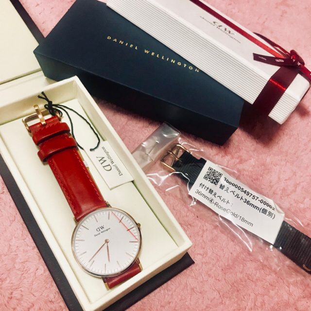 Daniel Wellington(ダニエルウェリントン)の新品 アメリカ限定色 ベルト付 ダニエルウェリントン DW 時計 36mm 赤青 メンズの時計(腕時計(アナログ))の商品写真