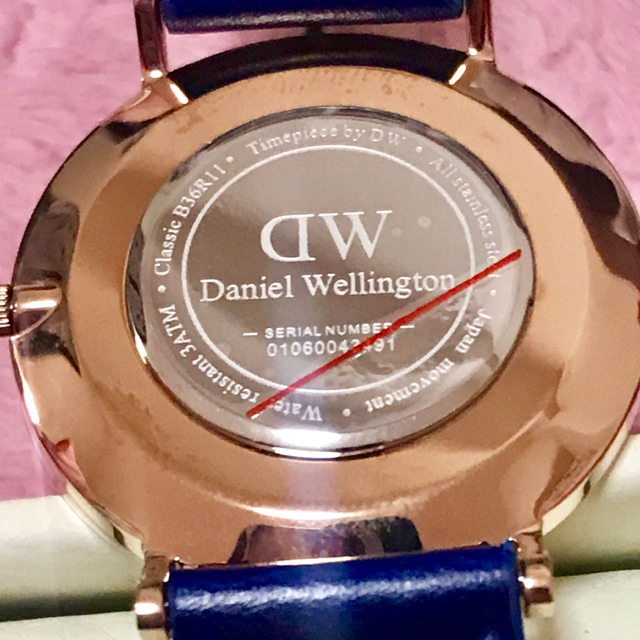 Daniel Wellington(ダニエルウェリントン)の新品 アメリカ限定色 ベルト付 ダニエルウェリントン DW 時計 36mm 赤青 メンズの時計(腕時計(アナログ))の商品写真