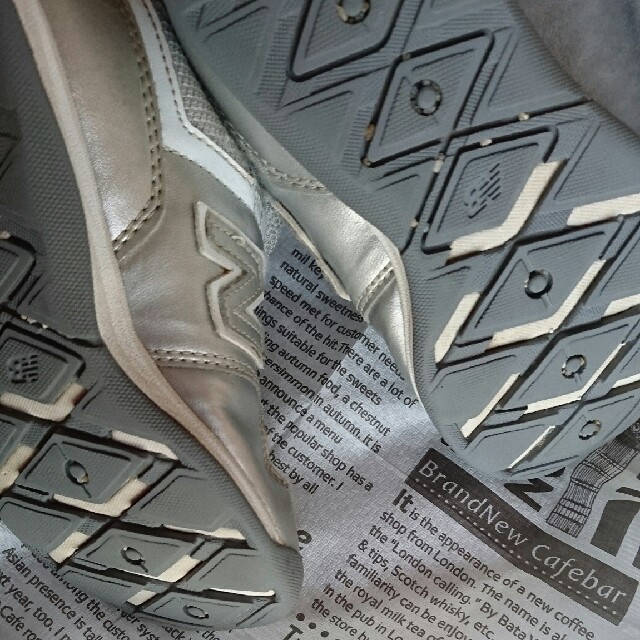 New Balance(ニューバランス)のレア　ニューバランス　16 シルバー キッズ/ベビー/マタニティのキッズ靴/シューズ(15cm~)(スニーカー)の商品写真