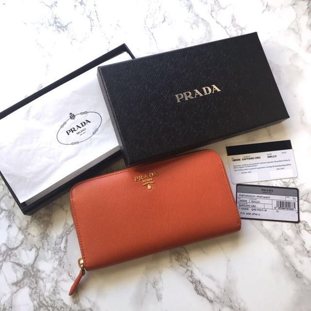 新品　正規品 PRADA プラダ　財布　ラウンドファスナー　サフィアーノ 長財布 レディースのファッション小物(財布)の商品写真