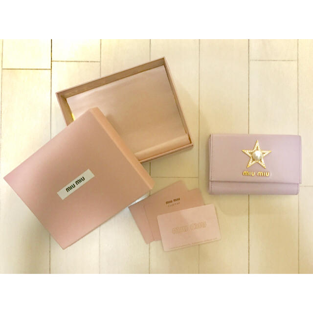 miumiu(ミュウミュウ)のMiuMiu クリスマス限定 折りたたみ財布  レディースのファッション小物(財布)の商品写真