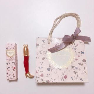 レメルヴェイユーズラデュレ(Les Merveilleuses LADUREE)のイヴ様専用 箱 包装付き ほぼ新品 未使用 ☆ ラデュレ リップグロス 赤 01(リップグロス)