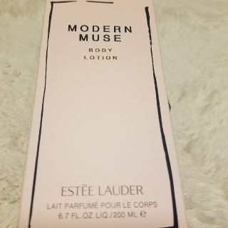 エスティローダー(Estee Lauder)のESTEE LAUDER  モダン ミューズ ボディーローション(ボディローション/ミルク)