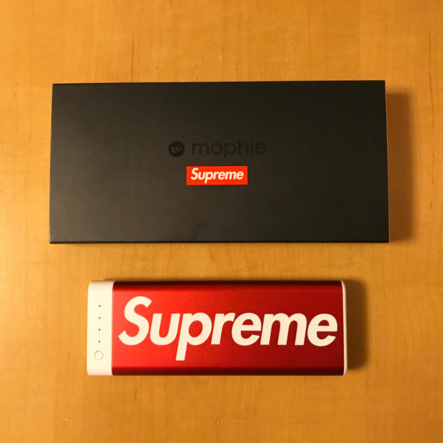 Supreme(シュプリーム)のSupreme モバイルバッテリー スマホ/家電/カメラのスマートフォン/携帯電話(バッテリー/充電器)の商品写真