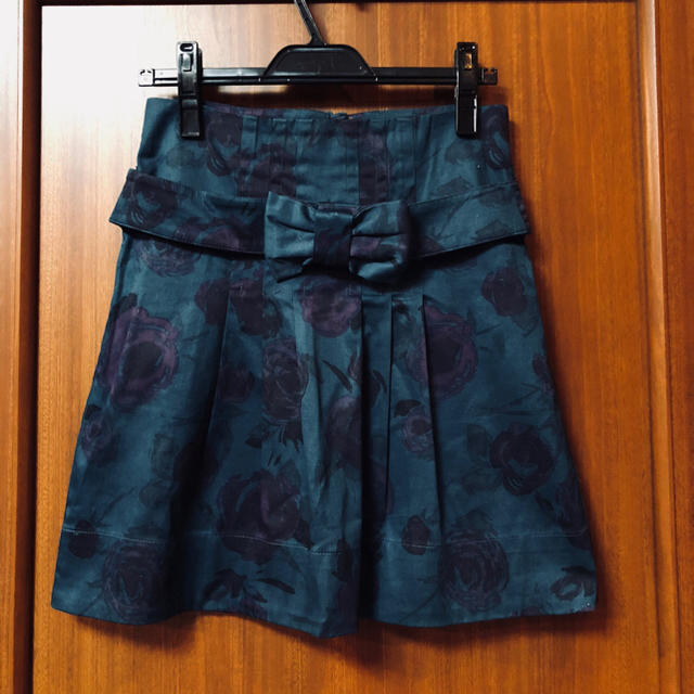 H&M(エイチアンドエム)の新品 H＆Mの膝上のバラ柄のブルーグリーンスカート＊＊ レディースのスカート(ひざ丈スカート)の商品写真