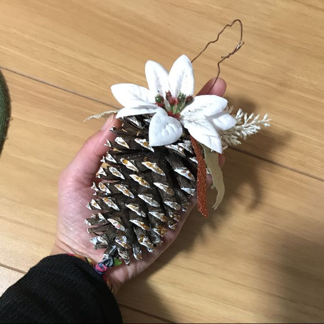 手のひらサイズ 大きなまつぼっくり オーナメント 1つ750円の 手のひらサイズ 大きなまつぼっくり オーナメント 1つ750円の