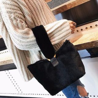 ザラ(ZARA)の【再値下げ！ふわもこ♡】大人かわいいファーショルダーバッグ【ブラック】(ショルダーバッグ)