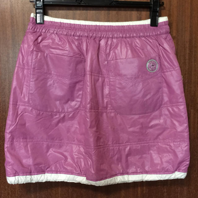 adabat(アダバット)のアダパット中綿入りスカート、リバーシブルでピンクと白、ゴルフウエアです スポーツ/アウトドアのゴルフ(ウエア)の商品写真