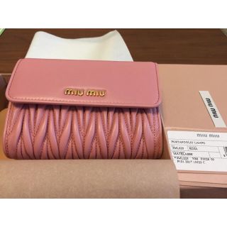 ミュウミュウ(miumiu)の【新品☆正規品】今折りたたみが人気!!miumiu財布上品ピンク(財布)