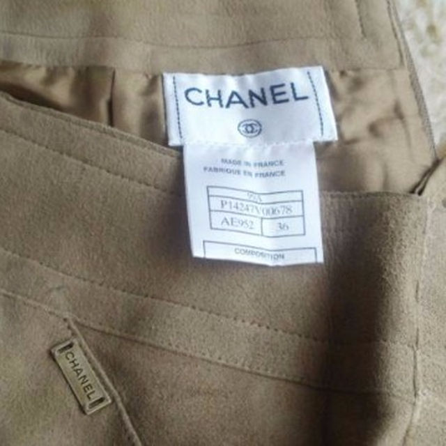 CHANEL(シャネル)のシャネル Chanel スエード レザー 革 スカート 36 未使用品 レディースのスカート(ひざ丈スカート)の商品写真