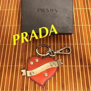 プラダ(PRADA)のPRADA レザーハート キーチェーン付きチャーム(チャーム)