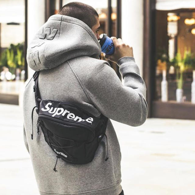 【12月14日まで限定価格】Supremeボディバッグ