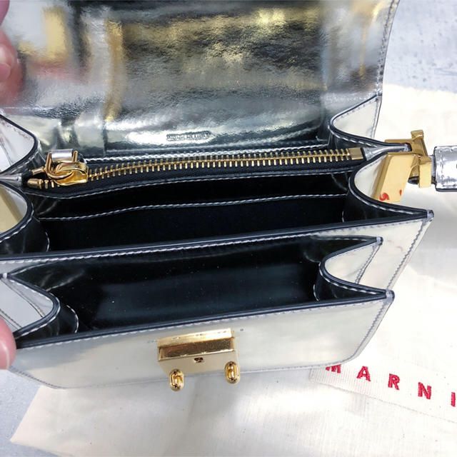 Marni(マルニ)のyu-na様【定価22万】MARNI トランクバッグ ミニ シルバー 新品未使用 レディースのバッグ(ショルダーバッグ)の商品写真