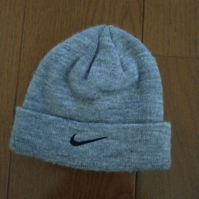 NIKE(ナイキ)のもなか様専用★オシャレキッズへ!! NIKEキッズニット帽 キッズ/ベビー/マタニティのこども用ファッション小物(帽子)の商品写真