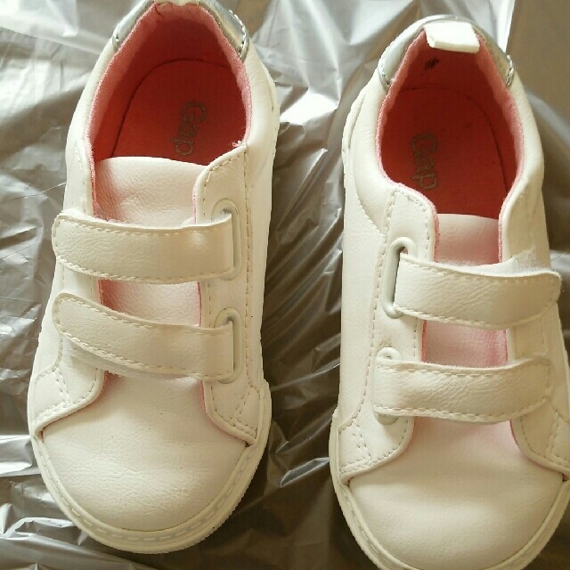 babyGAP(ベビーギャップ)のGap スニーカー白　15センチ キッズ/ベビー/マタニティのキッズ靴/シューズ(15cm~)(スニーカー)の商品写真