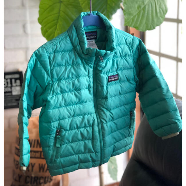 patagonia(パタゴニア)のパタゴニア ダウン グリーン エメラルド 2Ｔ 青ブルー キッズ/ベビー/マタニティのキッズ服男の子用(90cm~)(ジャケット/上着)の商品写真