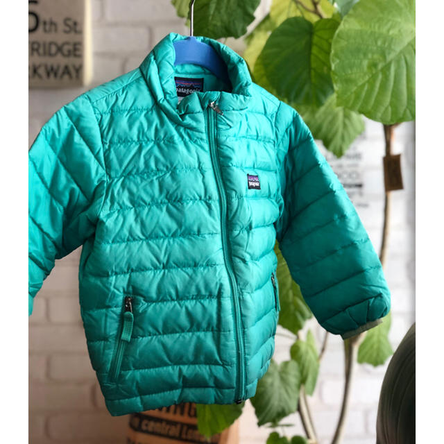 patagonia(パタゴニア)のパタゴニア ダウン グリーン エメラルド 2Ｔ 青ブルー キッズ/ベビー/マタニティのキッズ服男の子用(90cm~)(ジャケット/上着)の商品写真