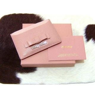 【新品未使用】miumiu カードケース　黒 ピンク　リボン