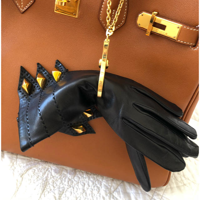Hermes(エルメス)のエルメス  手袋 グローブ サイズ7 未着用 メドール 黒×ゴールド  レディースのファッション小物(手袋)の商品写真
