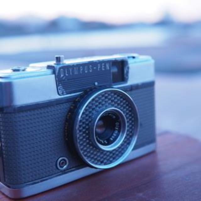 OLYMPUS(オリンパス)の名機/クラシック カメラ OLYMPUS PEN EE 専用ストラップ付 レトロ スマホ/家電/カメラのカメラ(フィルムカメラ)の商品写真