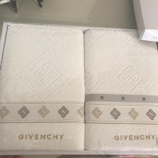 GIVENCHY(ジバンシィ)のジパンシー バスタオル インテリア/住まい/日用品の日用品/生活雑貨/旅行(タオル/バス用品)の商品写真