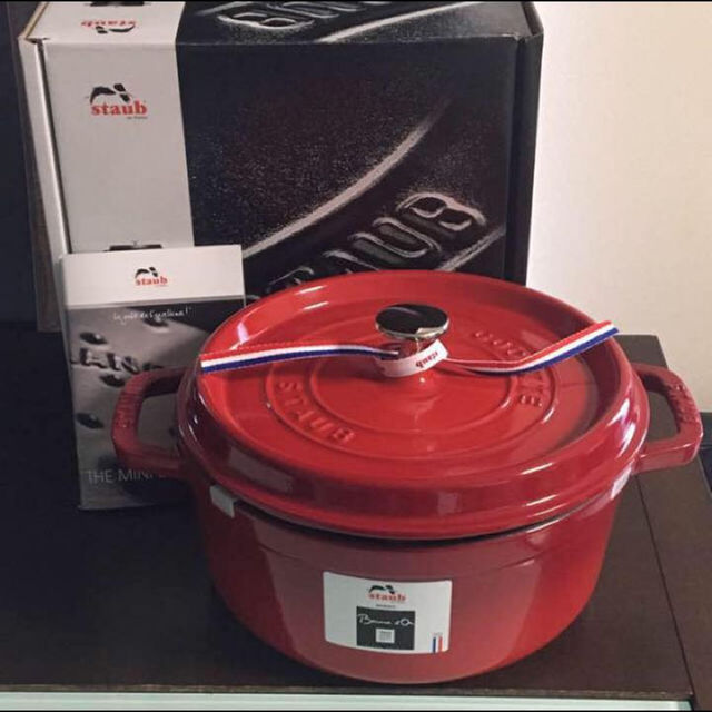 STAUB(ストウブ)のストウブ ピコ ココット ラウンド 24cm チェリー インテリア/住まい/日用品のキッチン/食器(調理道具/製菓道具)の商品写真