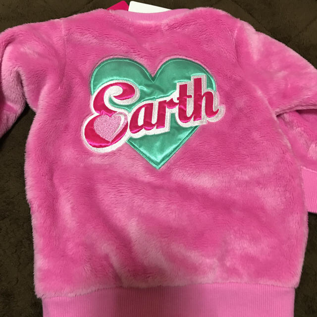 EARTHMAGIC(アースマジック)の新品 フェイクファーパーカー キッズ/ベビー/マタニティのキッズ服女の子用(90cm~)(ジャケット/上着)の商品写真