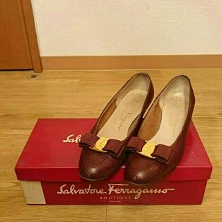 サルヴァトーレフェラガモ(Salvatore Ferragamo)のフェラガモ　ローパンプスVARA　正規品(ハイヒール/パンプス)