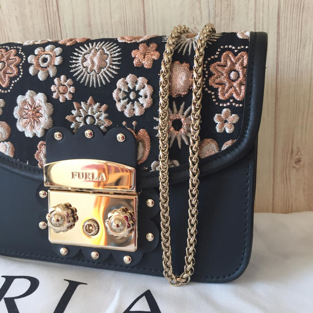Furla(フルラ)の新作 フルラ メトロポリス 刺繍 和柄 ショルダーバッグ アラベスク レディースのバッグ(ショルダーバッグ)の商品写真