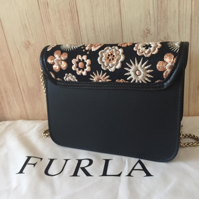 Furla(フルラ)の新作 フルラ メトロポリス 刺繍 和柄 ショルダーバッグ アラベスク レディースのバッグ(ショルダーバッグ)の商品写真