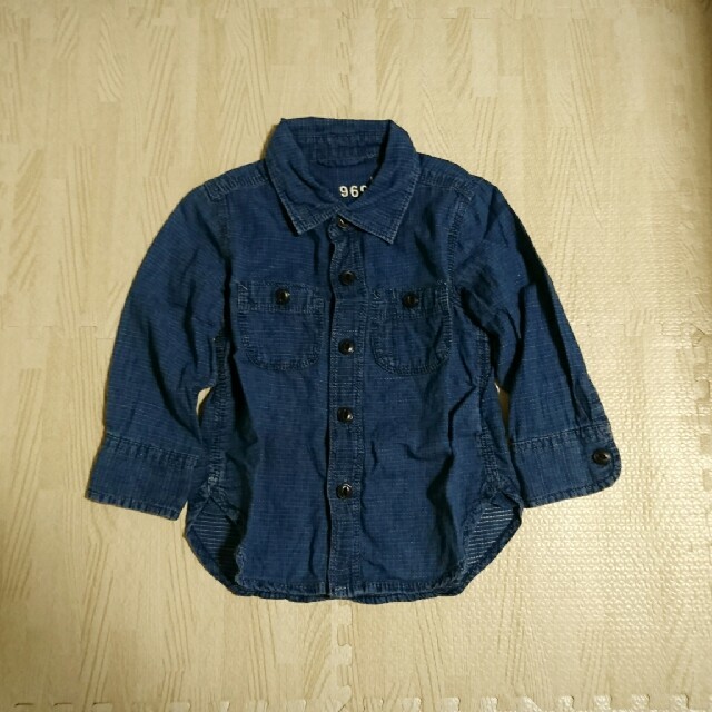 babyGAP(ベビーギャップ)のsize 90(18～24month)/デニム風長袖シャツ キッズ/ベビー/マタニティのキッズ服男の子用(90cm~)(Tシャツ/カットソー)の商品写真