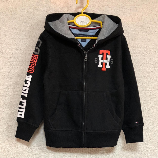 TOMMY HILFIGER(トミーヒルフィガー)の新品 トミーヒルフィガー 7T/130cm 裏起毛 黒パーカー キッズ/ベビー/マタニティのキッズ服男の子用(90cm~)(ジャケット/上着)の商品写真