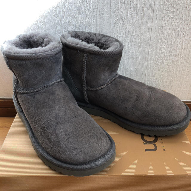 UGG(アグ)のUGG クラシック ミニ ムートン ブーツ👢グレー  5 レディースの靴/シューズ(ブーツ)の商品写真