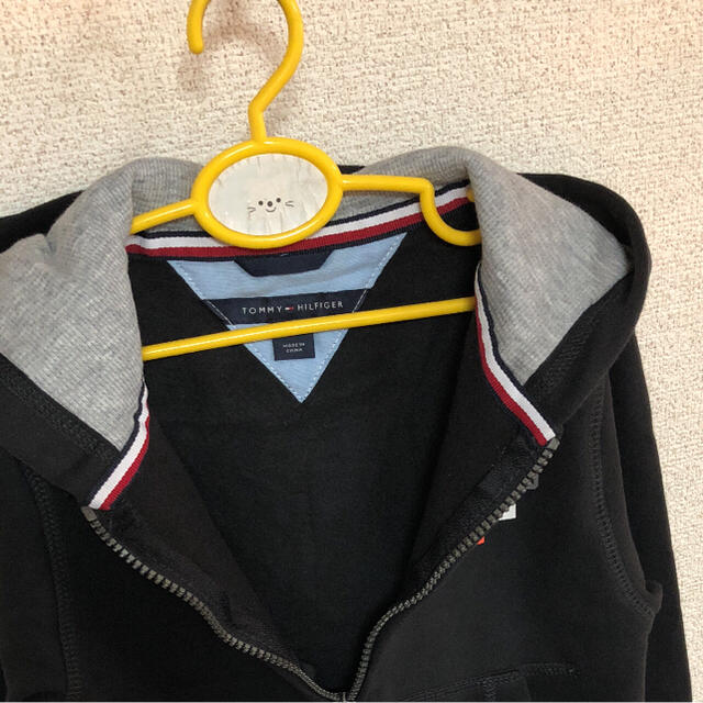 TOMMY HILFIGER(トミーヒルフィガー)の新品 トミーヒルフィガー 5T/110cm 裏起毛 黒パーカー キッズ/ベビー/マタニティのキッズ服男の子用(90cm~)(ジャケット/上着)の商品写真