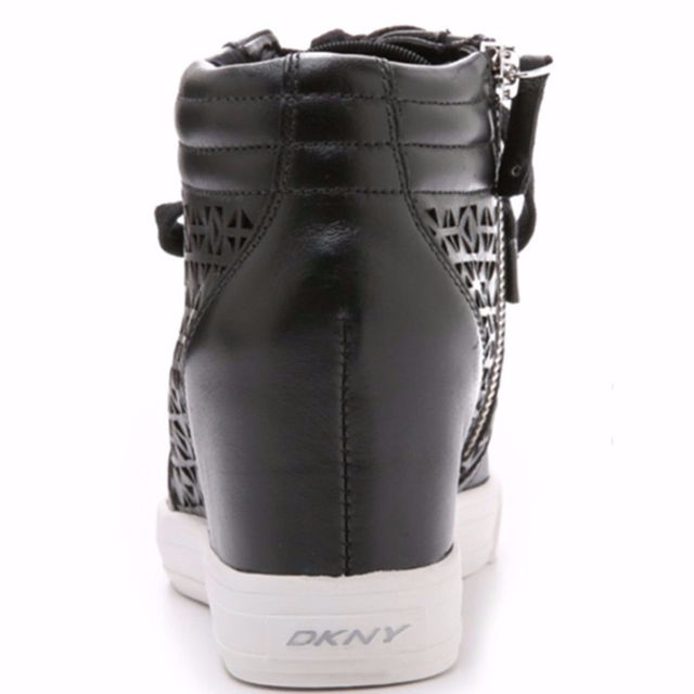 DKNY(ダナキャランニューヨーク)のDKNY Cindy Wedge Sneakers ウェッジ スニーカー レディースの靴/シューズ(スニーカー)の商品写真