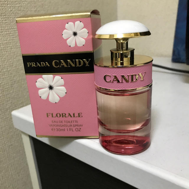 PRADA(プラダ)のプラダ  キャンディフロラーレオーデトワレ  30ｍｌ コスメ/美容の香水(香水(女性用))の商品写真