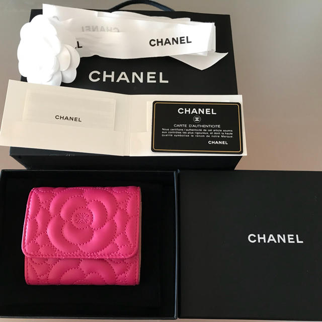 CHANEL(シャネル)のMaynard様専用 新品未使用 CHANELカメリア三つ折り財布 メンズのファッション小物(折り財布)の商品写真