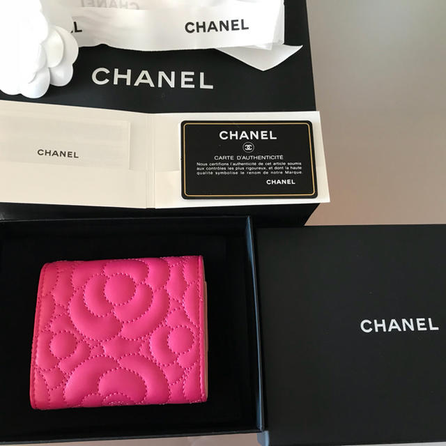 CHANEL(シャネル)のMaynard様専用 新品未使用 CHANELカメリア三つ折り財布 メンズのファッション小物(折り財布)の商品写真