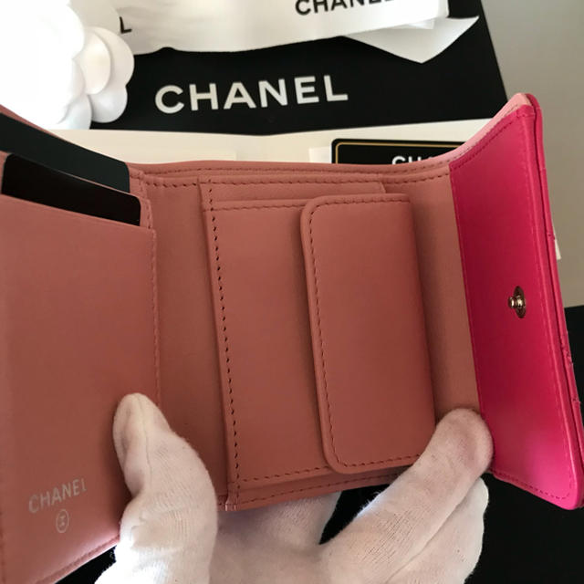 CHANEL(シャネル)のMaynard様専用 新品未使用 CHANELカメリア三つ折り財布 メンズのファッション小物(折り財布)の商品写真