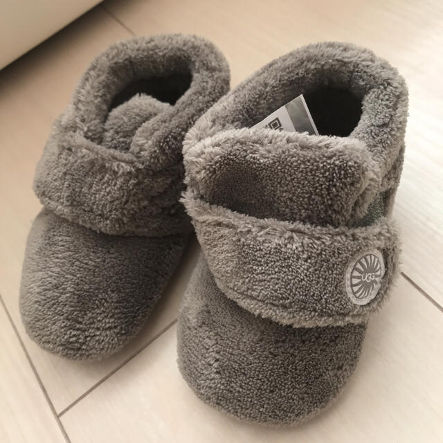 UGG(アグ)の超美品 UGG ビックスビー チャコール キッズ/ベビー/マタニティのベビー靴/シューズ(~14cm)(ブーツ)の商品写真