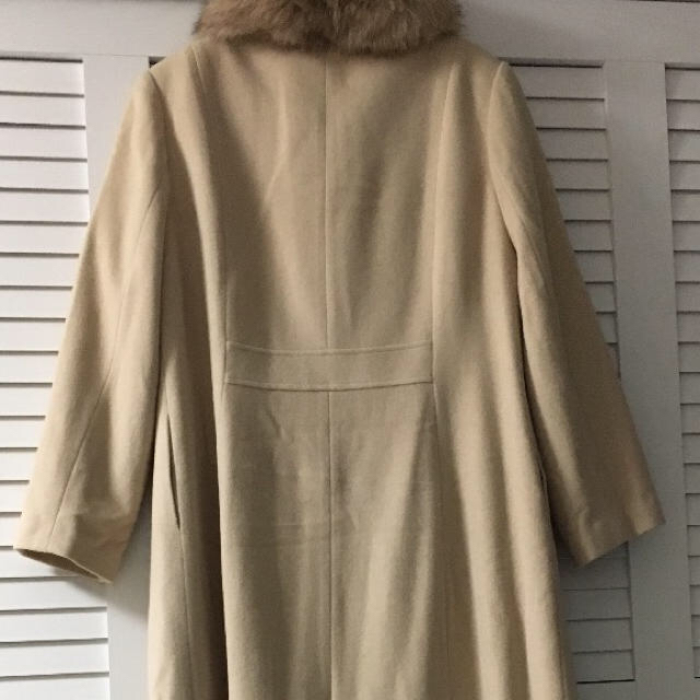 大きなサイズファー付きロングコート レディースのジャケット/アウター(毛皮/ファーコート)の商品写真