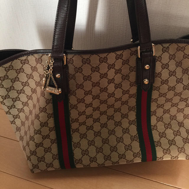 【在庫処分大特価!!】 Gucci - チャーム 美品 トートバッグ GUCCI トートバッグ 【在庫処分大特価!!】 Gucci - チャーム 美品 トートバッグ GUCCI トートバッグ