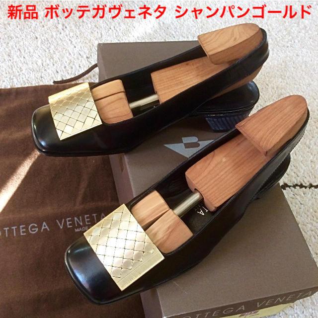 Bottega Veneta(ボッテガヴェネタ)の新品未使用 ボッテガヴェネタ シャンパンゴールド バックストラップ 22㎝相当 レディースの靴/シューズ(ハイヒール/パンプス)の商品写真