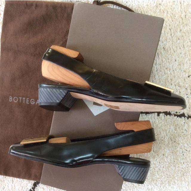 Bottega Veneta(ボッテガヴェネタ)の新品未使用 ボッテガヴェネタ シャンパンゴールド バックストラップ 22㎝相当 レディースの靴/シューズ(ハイヒール/パンプス)の商品写真