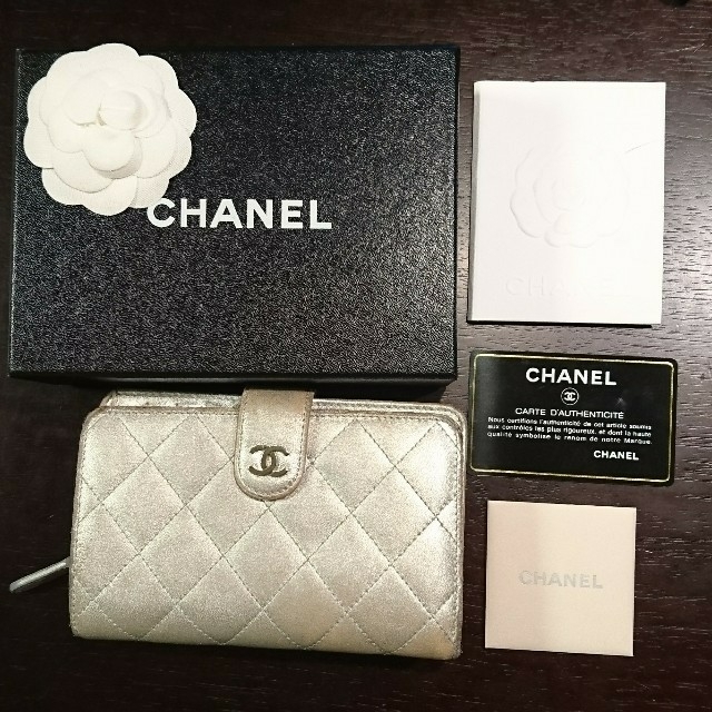 CHANEL(シャネル)のCHANEL シャネル シルバー折り財布 レディースのファッション小物(財布)の商品写真