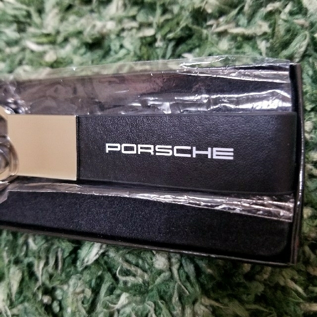 Porsche(ポルシェ)の【新品未使用 非売品】ポルシェ・キーホルダー メンズのファッション小物(キーホルダー)の商品写真