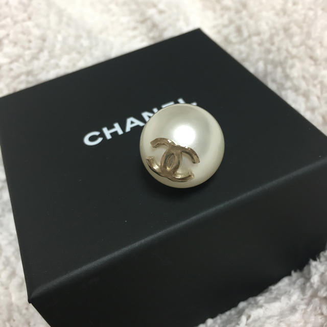 DJmahyu様 専用】 CHANEL❤︎定番パールピアス(片耳) DJmahyu様 専用】 CHANEL❤︎定番パールピアス(片耳)