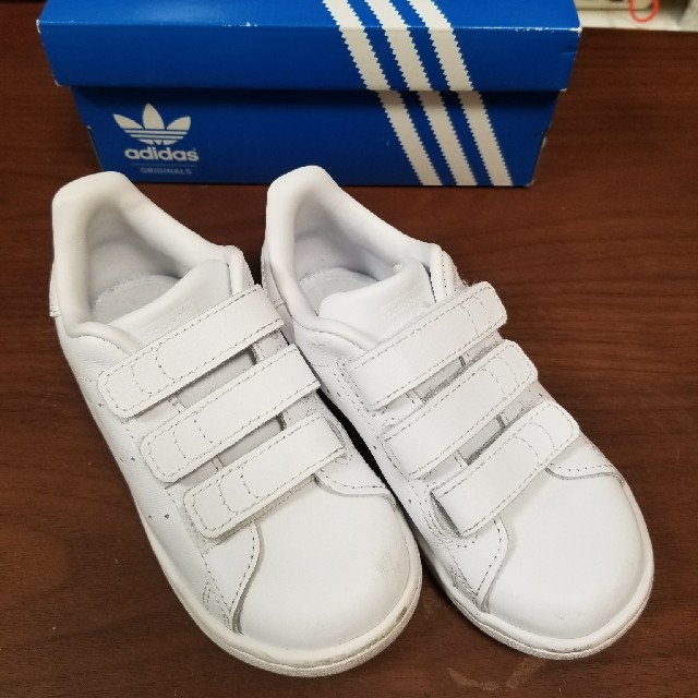 adidas(アディダス)のadidas　スタンスミス　キッズ　15.0㎝ キッズ/ベビー/マタニティのキッズ靴/シューズ(15cm~)(スニーカー)の商品写真