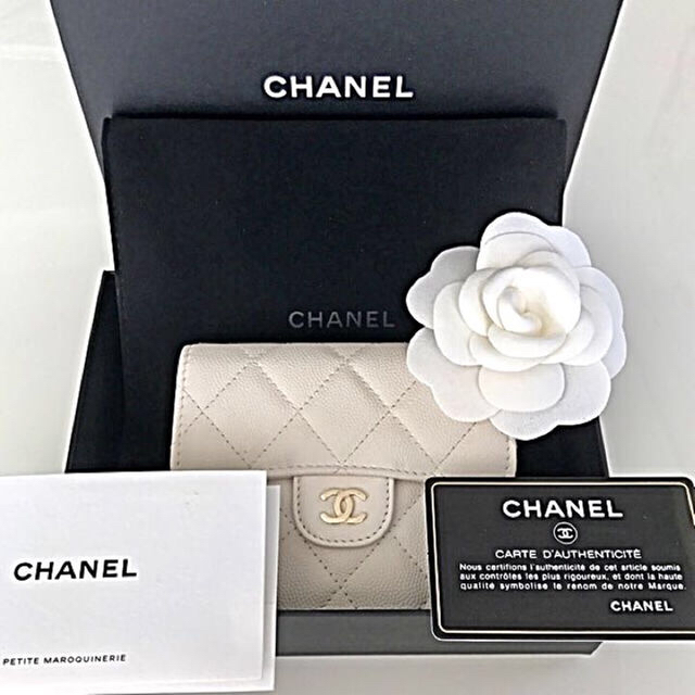 CHANEL(シャネル)の❤️シャネル❤️キャビアスキン レアカラー✨ オフホワイト 三つ折り財布♪ レディースのファッション小物(財布)の商品写真