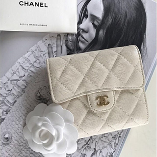 シャネル(CHANEL)の❤️シャネル❤️キャビアスキン レアカラー✨ オフホワイト 三つ折り財布♪(財布)